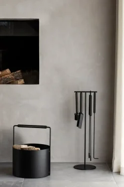 Blomus - ASHI brændekurv - Sort med brun egehåndtag - H: 45 x Ø: 35 cm
