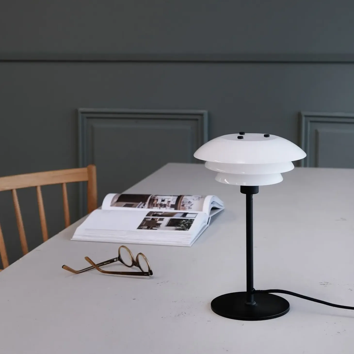 Dyberg Larsen - DL20 Bordlampe - Hvid/Sort