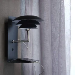 Dyberg Larsen - DL20 USB Hylde inkl. Lampe - Sort