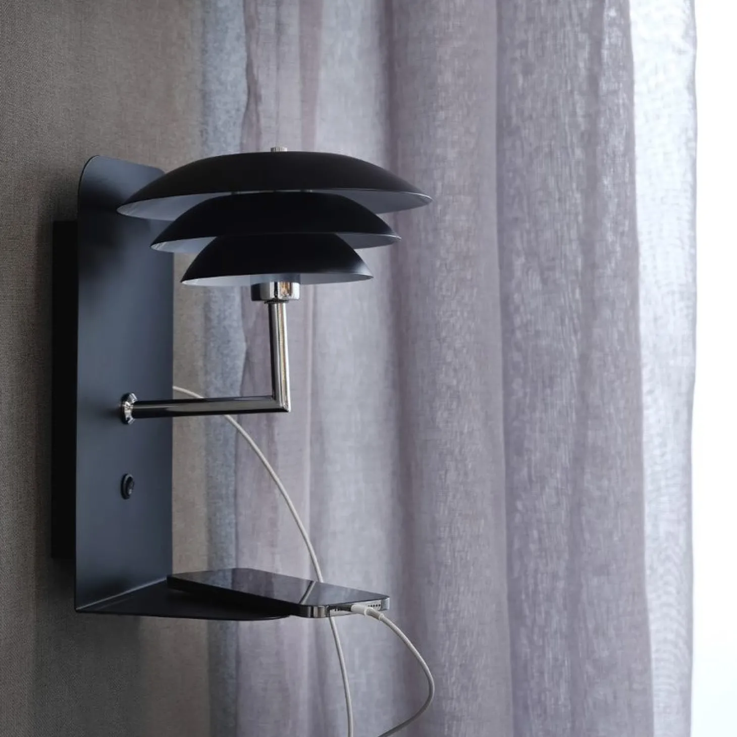 Dyberg Larsen - DL20 USB Hylde inkl. Lampe - Sort