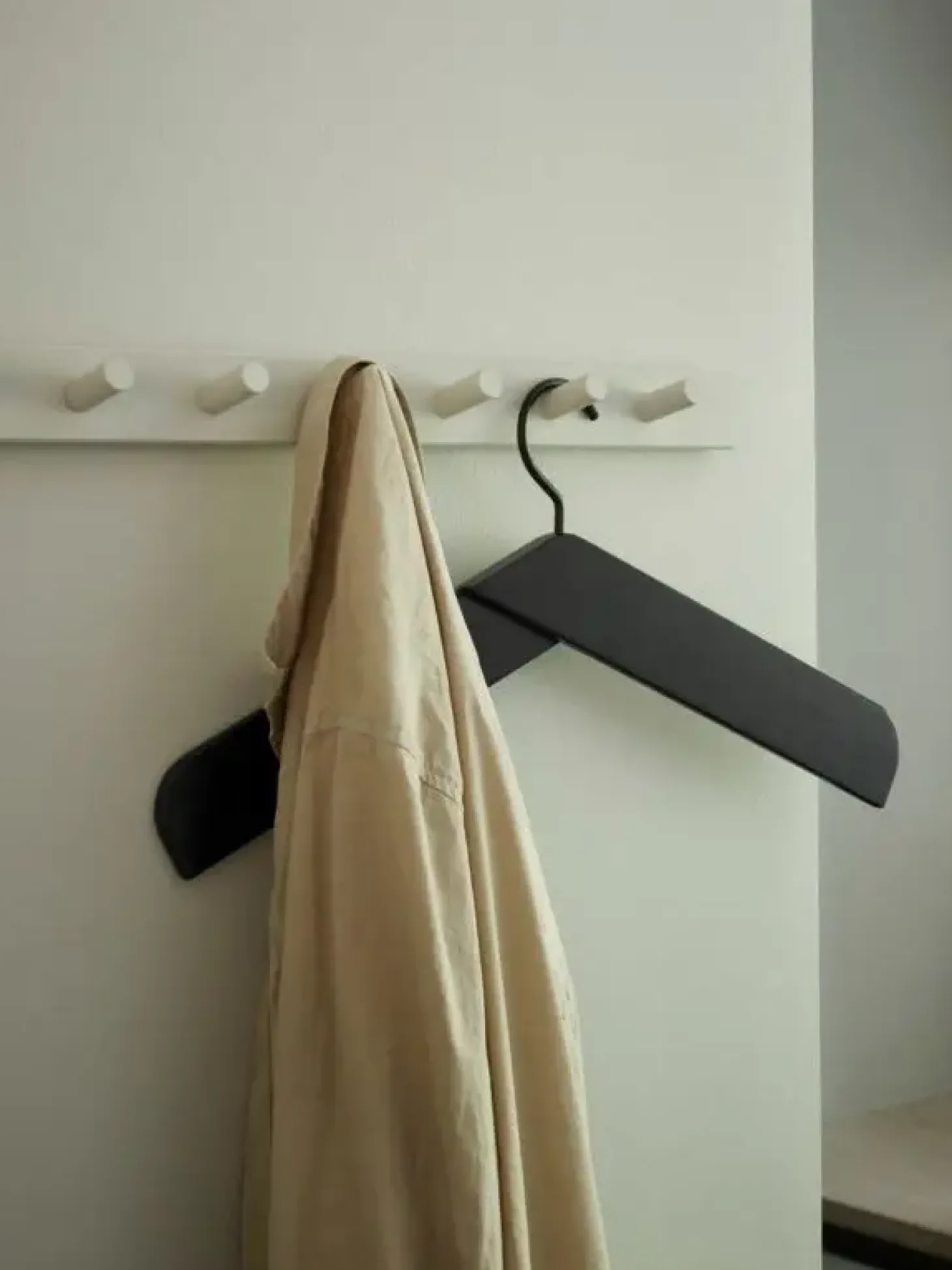 Fritz Hansen - Collar bøjle - Sort eg - Anodiseret aluminium