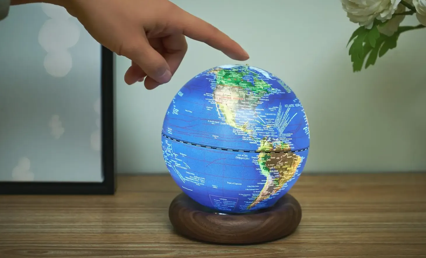 Gingko - Atlas Globe Lamp - Darkblue Mini Walnut base