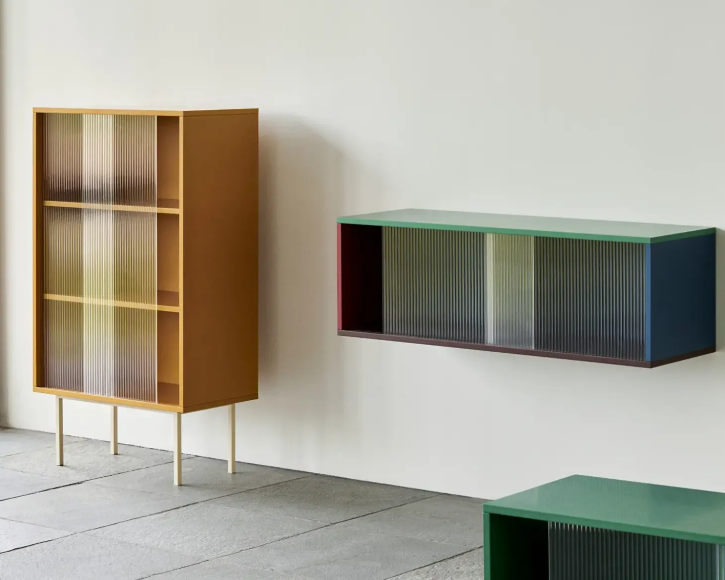 Hay - Reol til Væg med Glaslåger - Colour Cabinet - Mint - Medium, B120 X D39 X H39 cm
