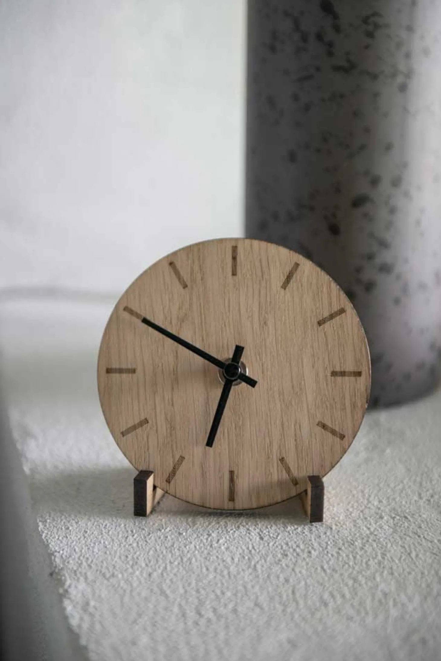 Hemverk - Vægur - Lys Eg - Ø12 cm - Sorte visere
