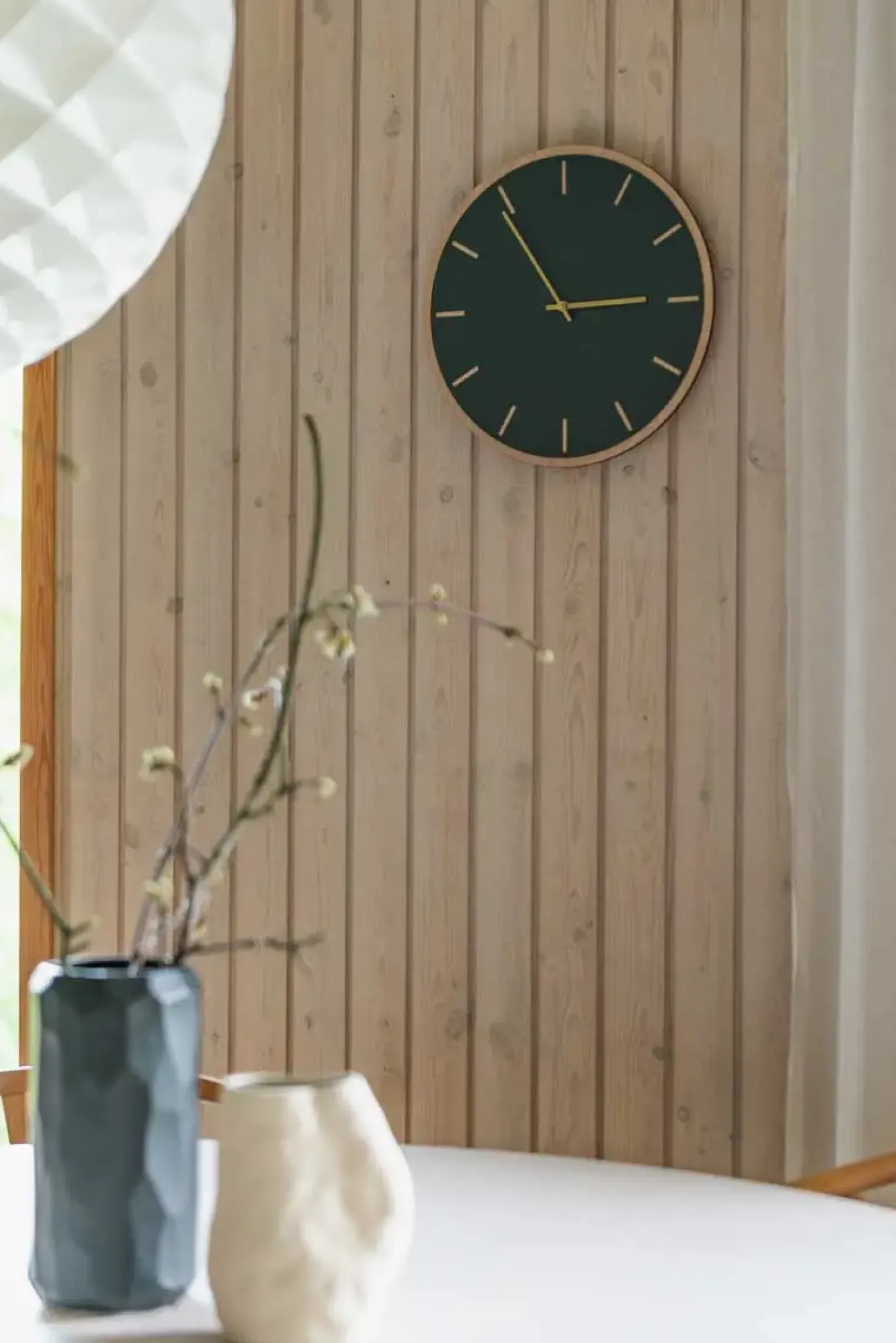 Hemverk - Vægur - Lys Eg/Mørkegrøn - Guld visere - Ø28 cm