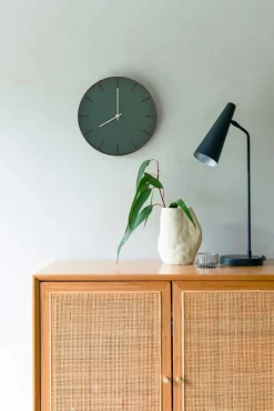 Hemverk - Vægur - Mørk Eg/Conifer Grøn - Sølv visere - Ø28 cm