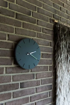 Hemverk - Vægur - Mørk Eg/Sort - Sorte visere - Ø28 cm