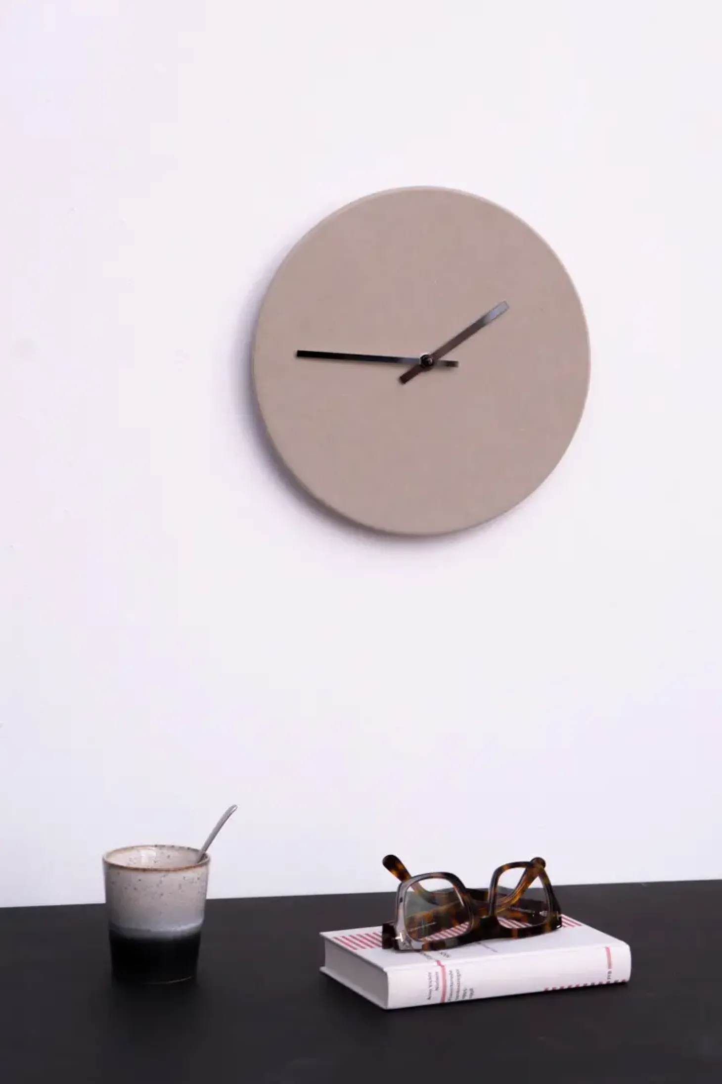 Hemverk - Vægur - Shape Chocolate - Sorte visere - Ø28 cm