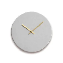 Hemverk - Vægur - Shape - Lys grå - Guld visere - Ø38 cm