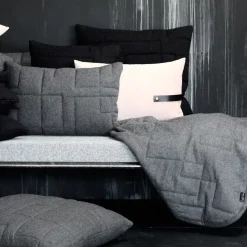 Louise Smærup - Pude i Ouiltet uld - Mørkegrå (50x50 cm)