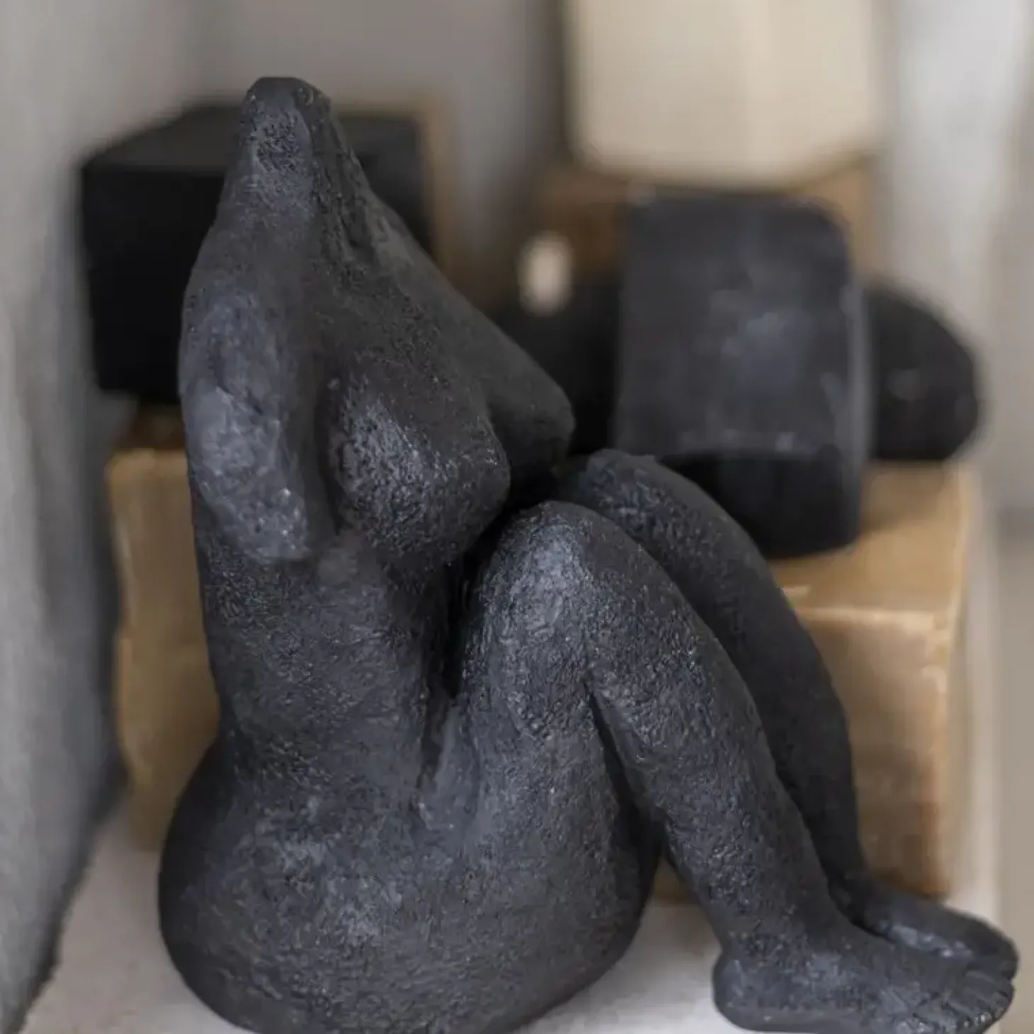 Mette Ditmer - ART PIECE Sitting Woman - Sort