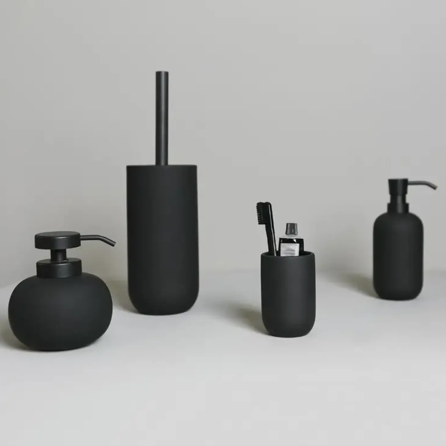 Mette Ditmer - LOTUS dispenser (høj) - Sort