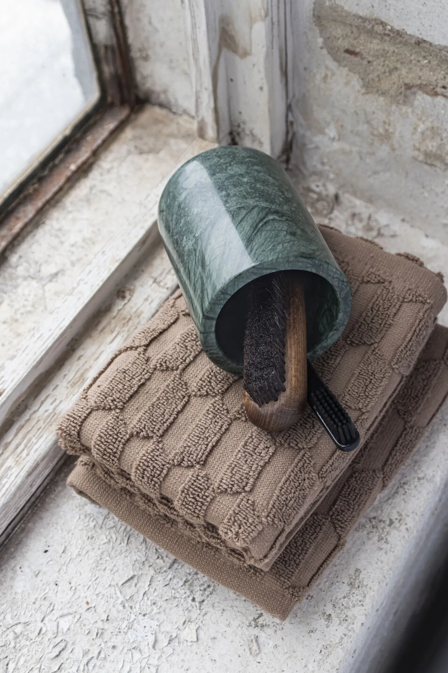Mette Ditmer - MARBLE toothbrush holder - Dark forest