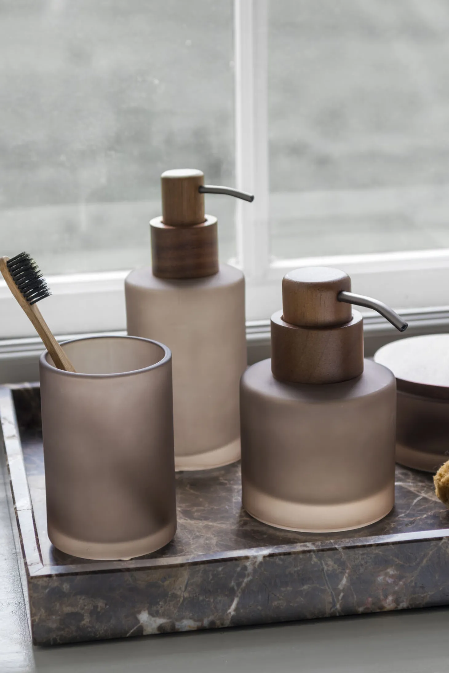 Mette Ditmer - MODEST-tandbørstekrus - Walnut