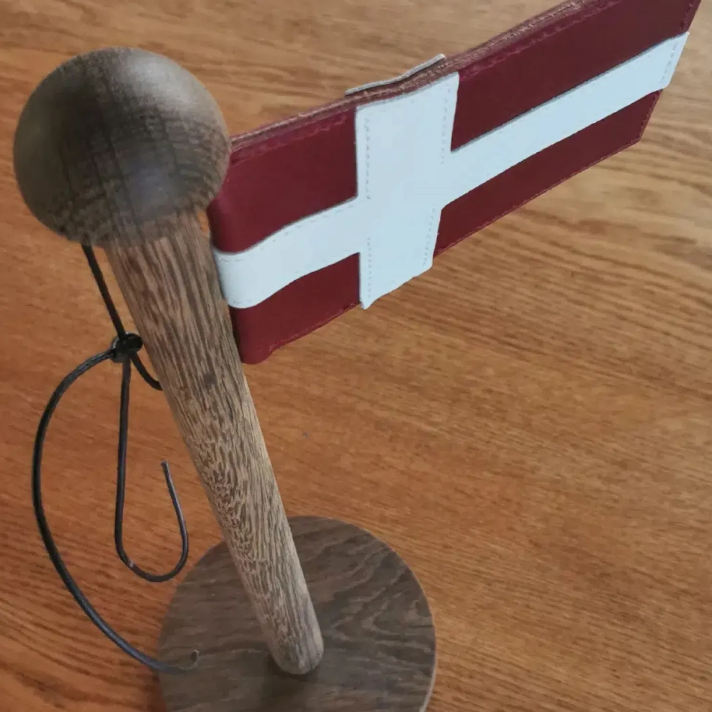 Nordic By Hand - Snoren - Bordflag i røget eg - H40