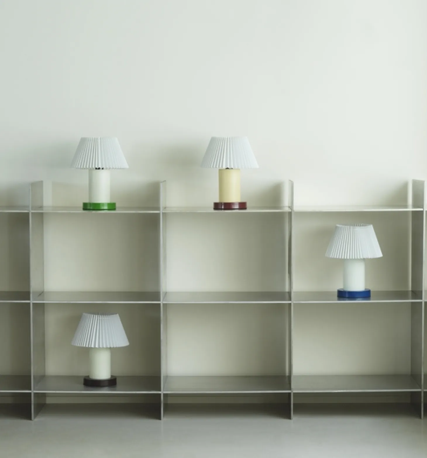Normann Copenhagen - Cellu - Bordlampe - Hvid med brun bund