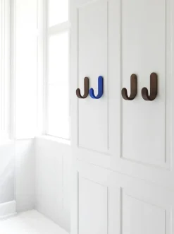 Normann Copenhagen - Curve Hook - Valnød træ