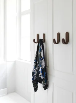 Normann Copenhagen - Curve Hook - Valnød træ