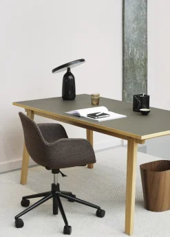 Normann Copenhagen - Form Armstol Swivel 5W med hjul - Sort/Varm grå