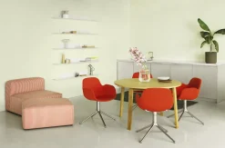 Normann Copenhagen - Form Armstol Swivel 5W med hjul - Sort/Varm grå