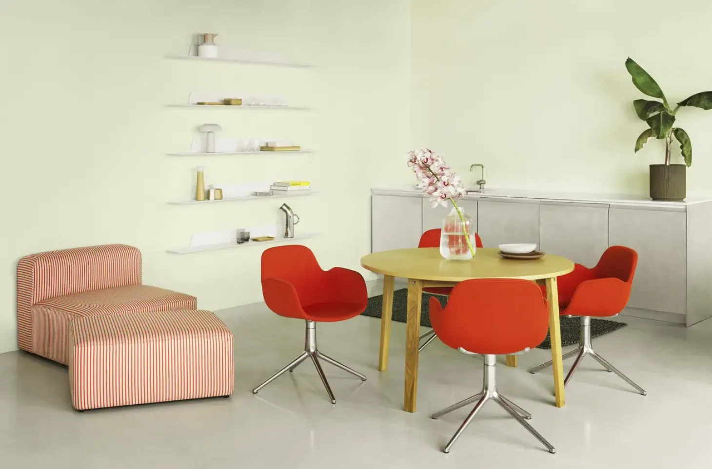 Normann Copenhagen - Form Armstol Swivel 5W med hjul - Sort/Lys grå