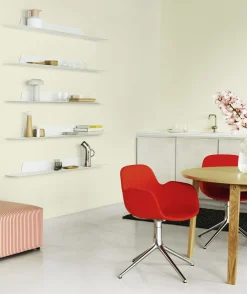 Normann Copenhagen - Form Armstol Swivel 5W med hjul - Sort/Creme