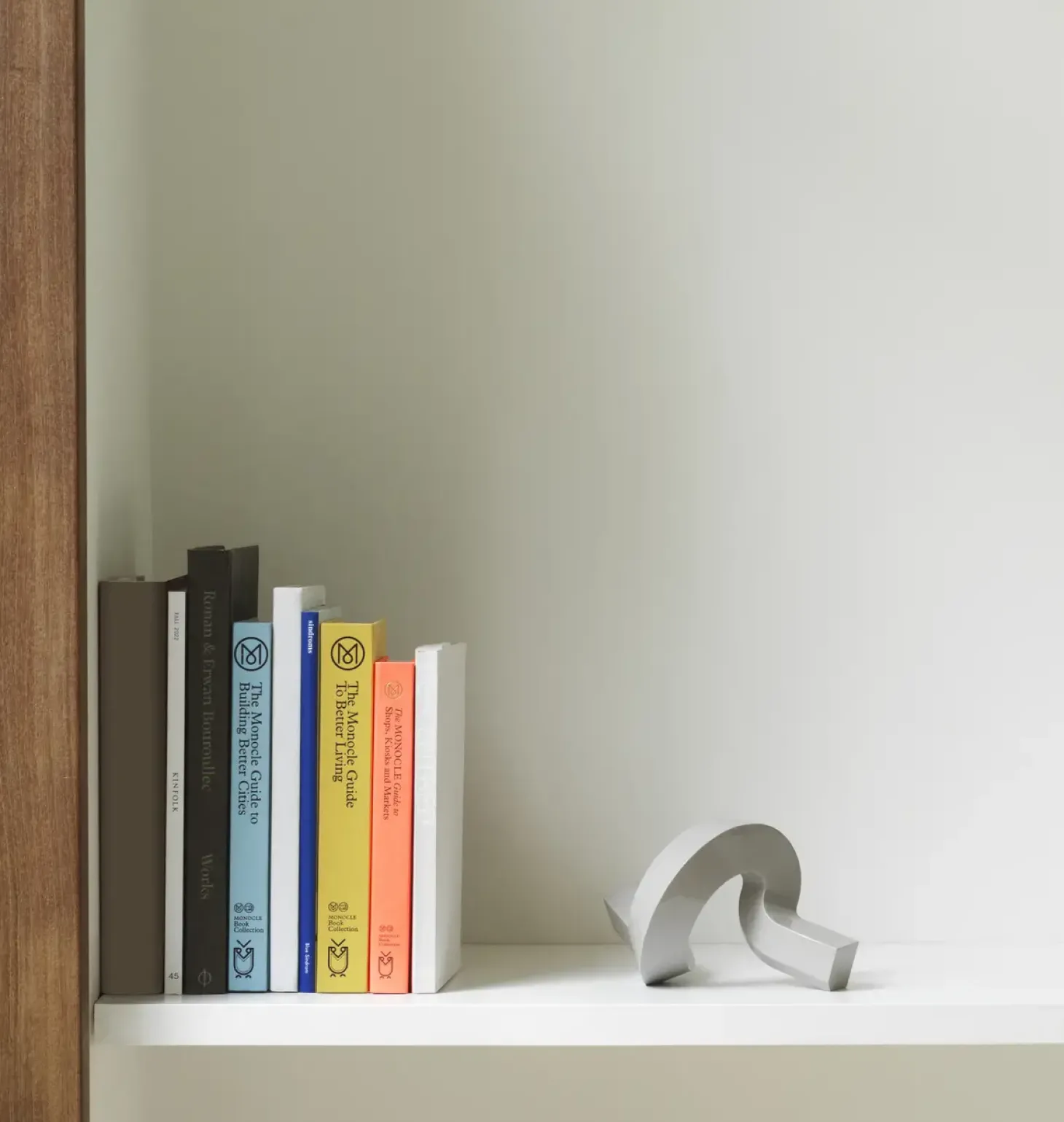 Normann Copenhagen - Lysestage - Crooked Candlestick One - Warm Grey / Varm Grå