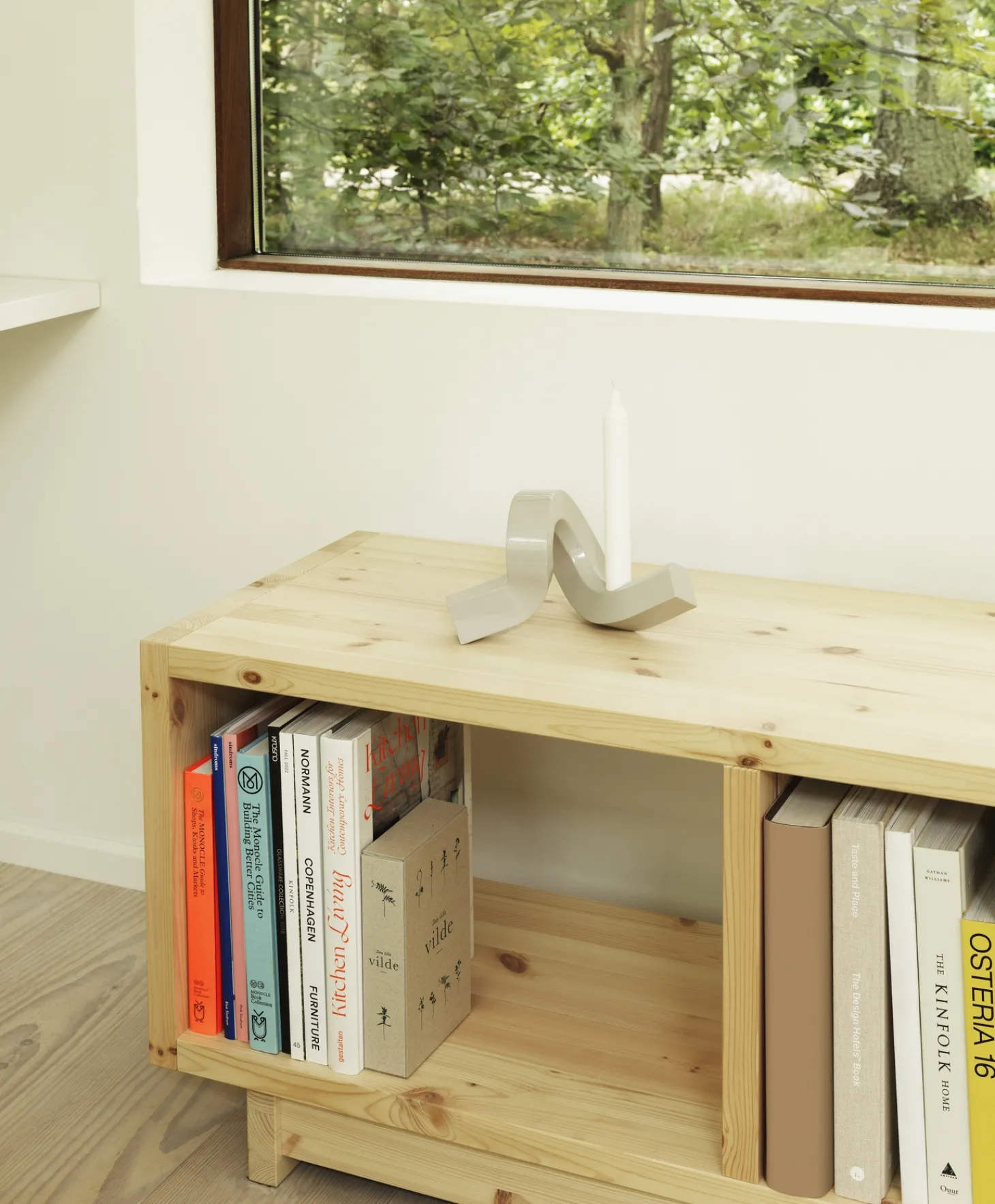 Normann Copenhagen - Lysestage - Crooked Candlestick One - Grey / Grå