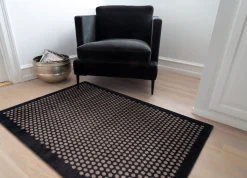 Tica Copenhagen - Smudsmåtte - Dots - Sort/Sand - 90x130 cm