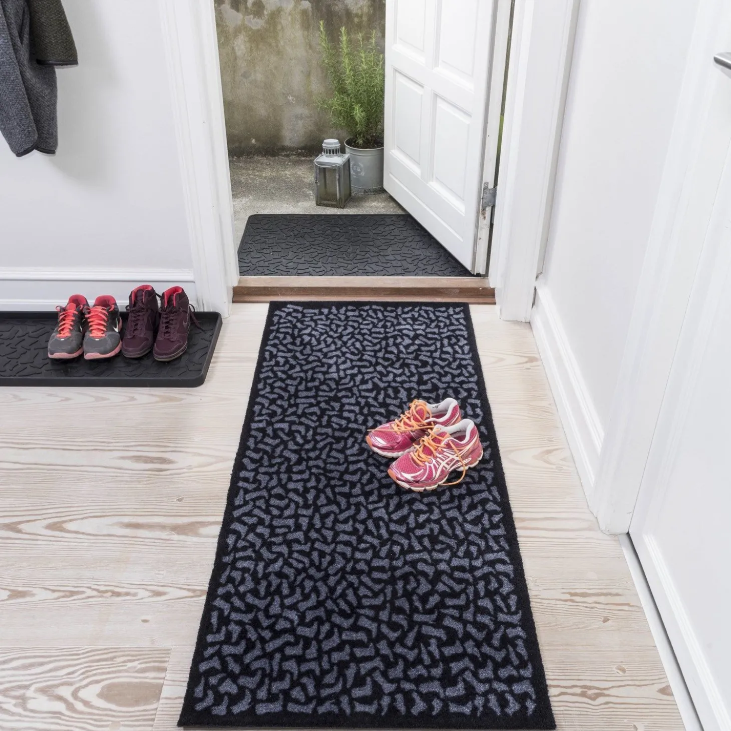 Tica Copenhagen - Smudsmåtte - Footwear - Sort/grå - 67x120 cm
