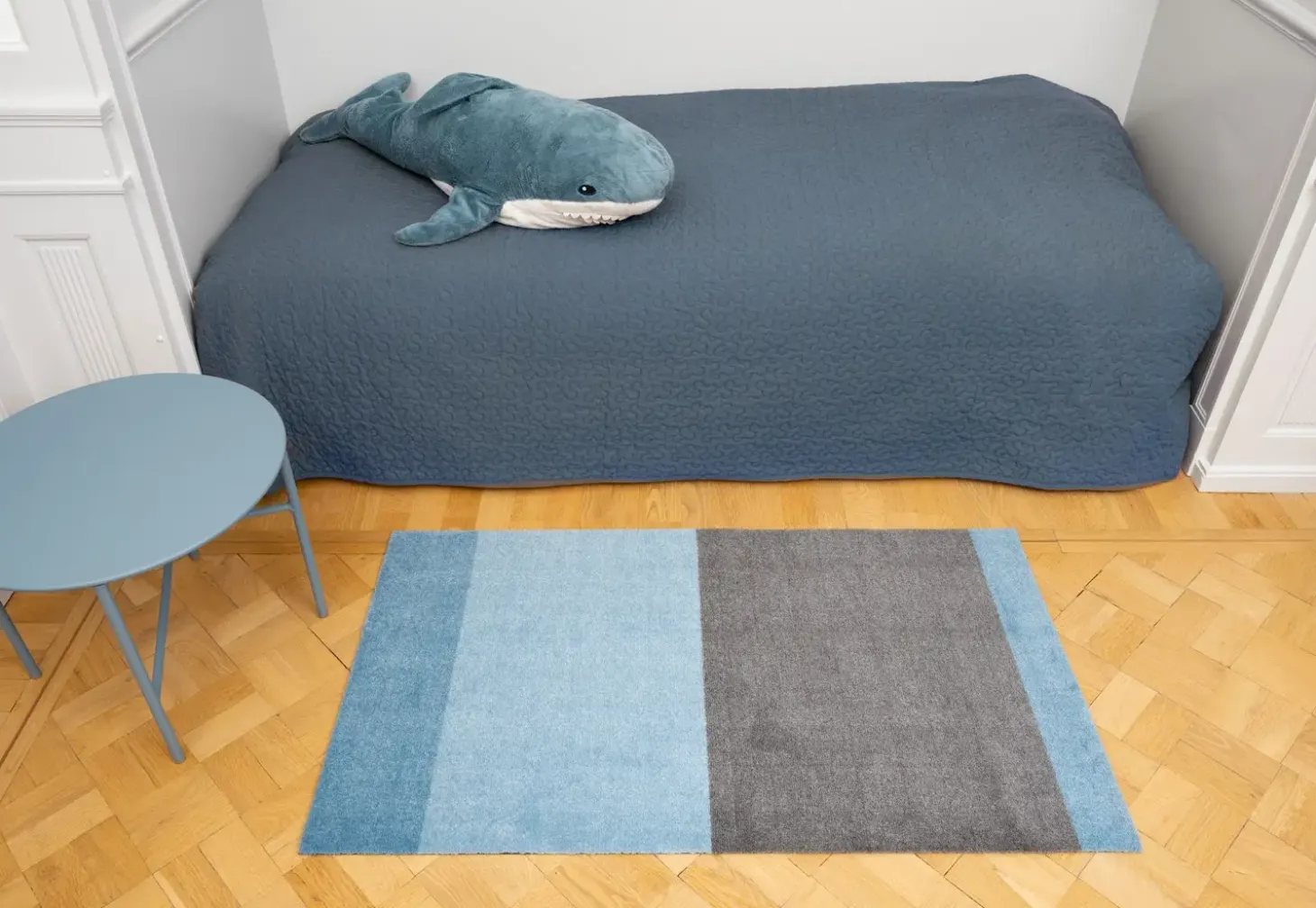 Tica Copenhagen - Smudsmåtte - Stripes Horizon - Blå/Steelgrey - 90x130 cm