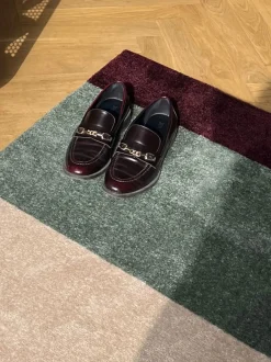 Tica Copenhagen - Smudsmåtte - Stripes Horizon - Grøn/Ivory/Bordeaux - 67x120 cm