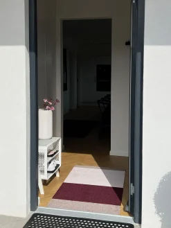 Tica Copenhagen - Smudsmåtte - Stripes Horizon - Bordeaux/Rose/Sand - 60x90 cm